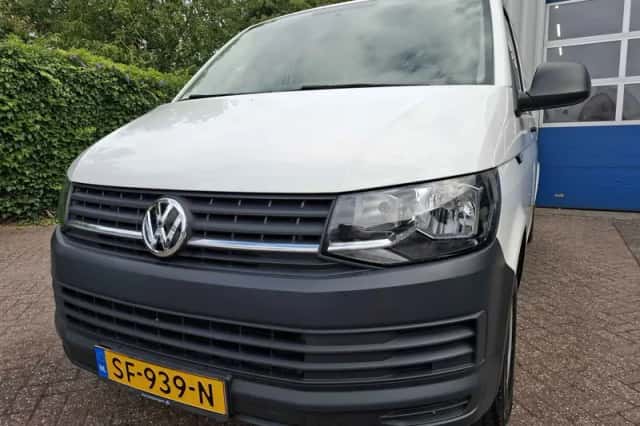 Volkswagen Transporter (2018) thumbnail 2