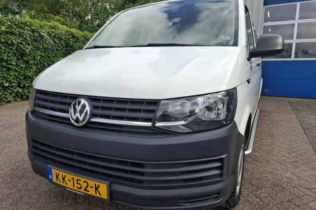 Volkswagen Transporter (2016) thumbnail 2