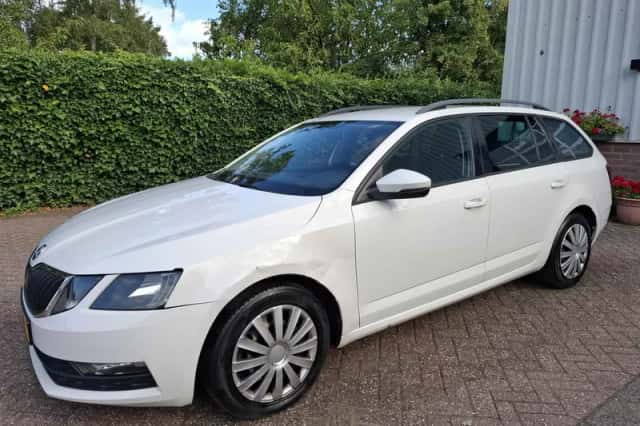 Škoda Octavia (2017) thumbnail 2