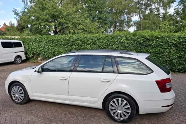 Škoda Octavia (2017) thumbnail 3