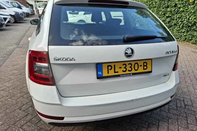 Škoda Octavia (2017) thumbnail 4