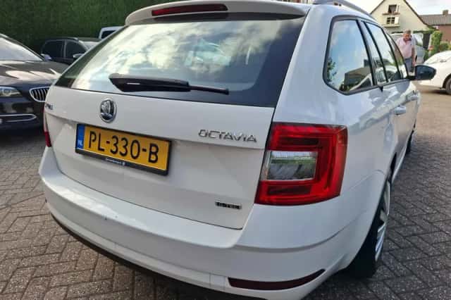 Škoda Octavia (2017) thumbnail 5