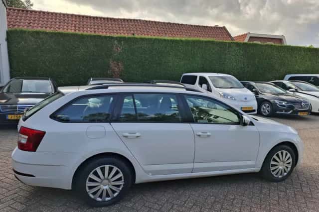 Škoda Octavia (2017) thumbnail 6