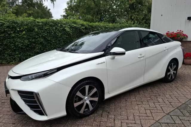 Toyota Mirai (2019) thumbnail 3