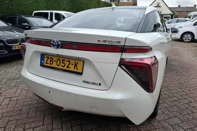 Toyota Mirai (2019) thumbnail 5