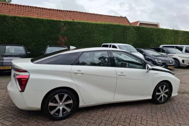Toyota Mirai (2019) thumbnail 6