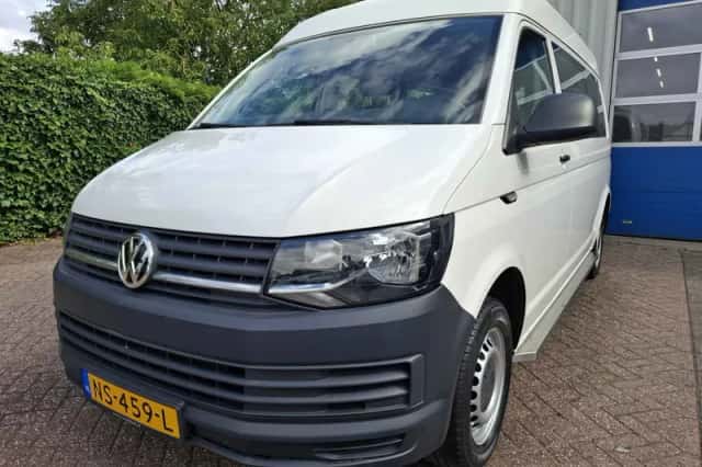 Volkswagen Transporter (2017) thumbnail 2