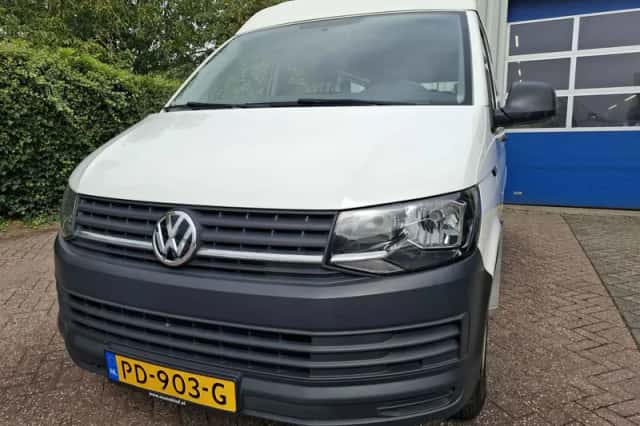 Volkswagen Transporter (2017) thumbnail 2