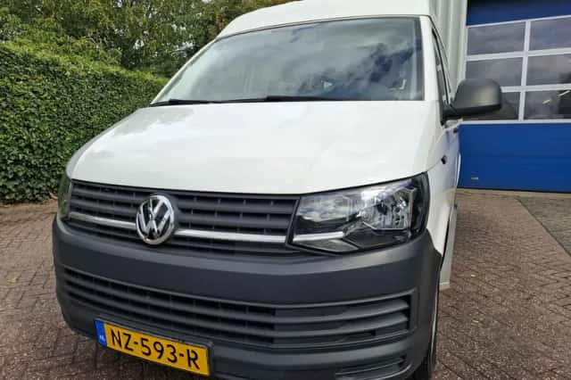 Volkswagen Transporter (2017) thumbnail 2