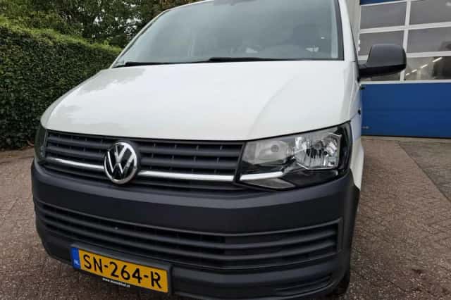Volkswagen Transporter (2018) thumbnail 2