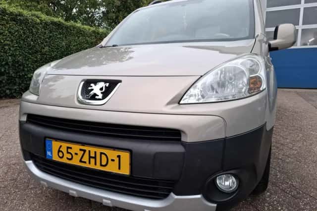 Peugeot Partner (2010) thumbnail 2