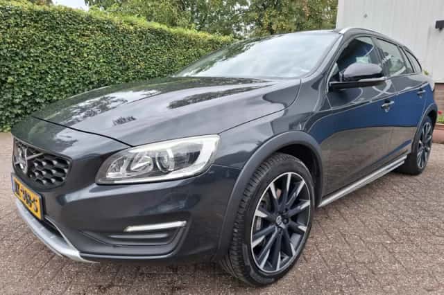 Volvo V60 Cross Country (2017) thumbnail 1