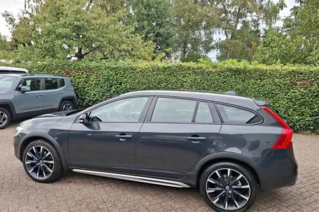 Volvo V60 Cross Country (2017) thumbnail 5