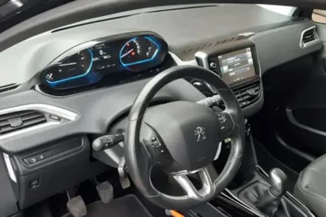 Peugeot 2008 (2016) thumbnail 6