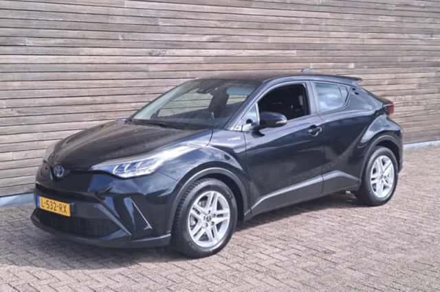 Toyota C-HR (2021) thumbnail 2