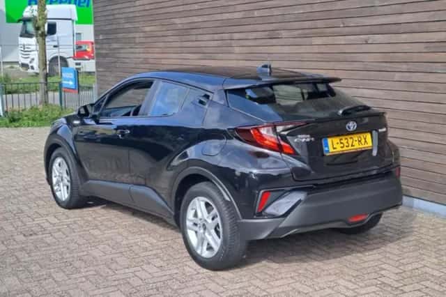 Toyota C-HR (2021) thumbnail 3