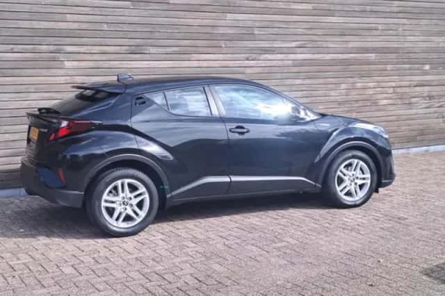 Toyota C-HR (2021) thumbnail 4