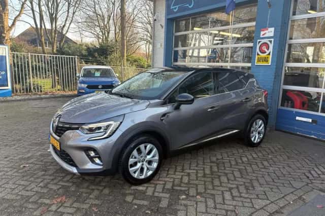 Renault Captur (2022) thumbnail 2