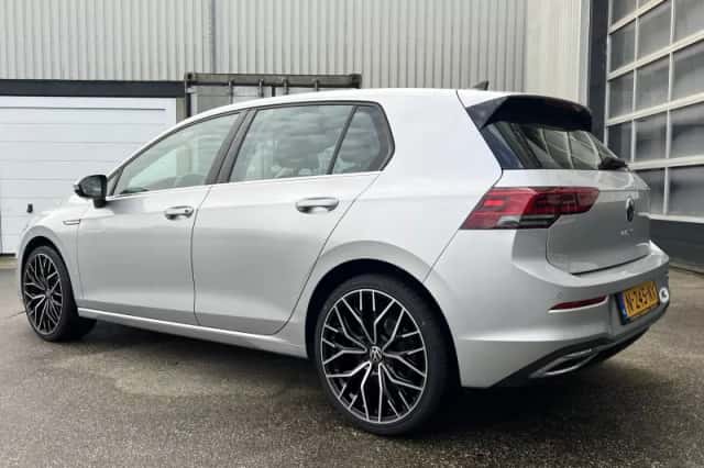 Volkswagen Golf (2021) thumbnail 2