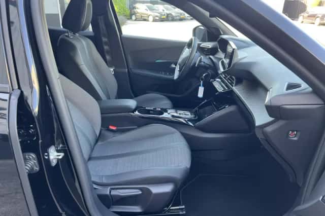 Peugeot 2008 (2023) thumbnail 5