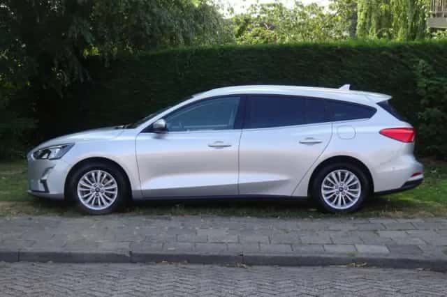 Ford Focus (2021) thumbnail 2