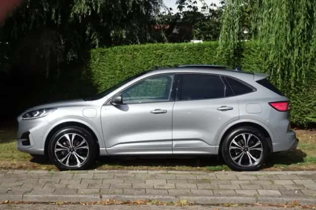 Ford Kuga (2023) thumbnail 2