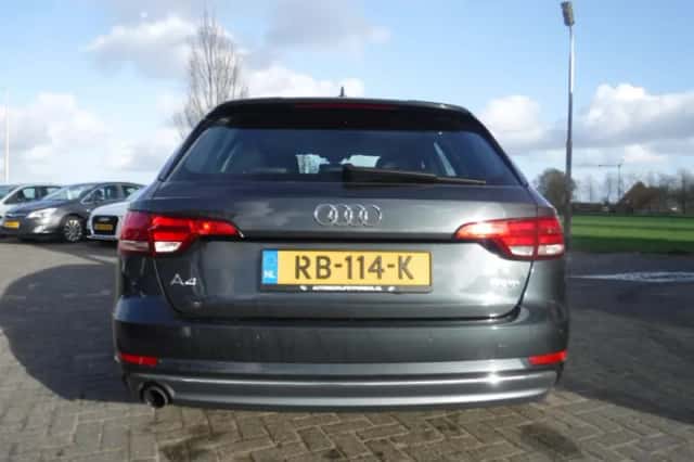 Audi A4 (2017) thumbnail 5