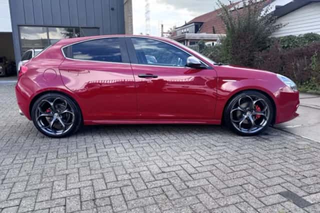 Alfa Romeo Giulietta (2012) thumbnail 4