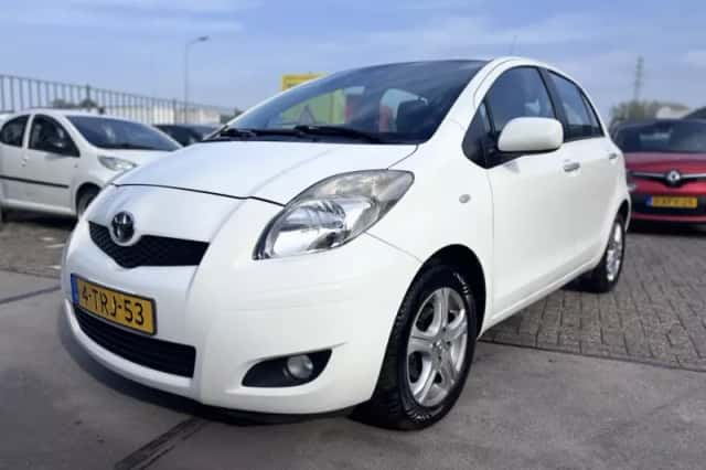 Toyota Yaris (2011) thumbnail 1