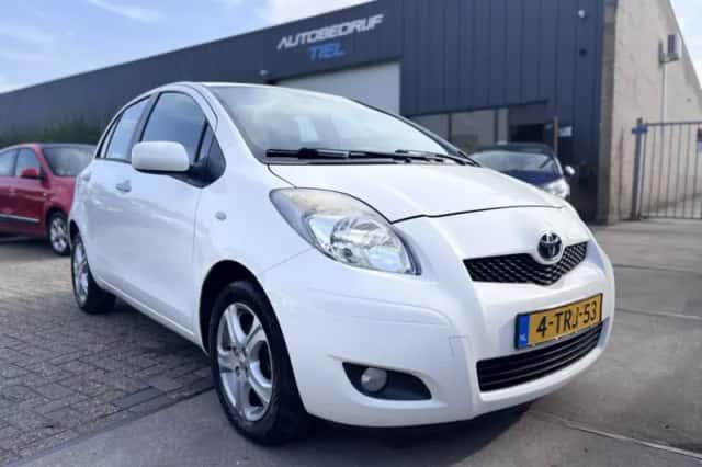 Toyota Yaris (2011) thumbnail 2
