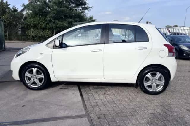 Toyota Yaris (2011) thumbnail 3