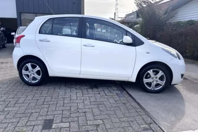 Toyota Yaris (2011) thumbnail 4