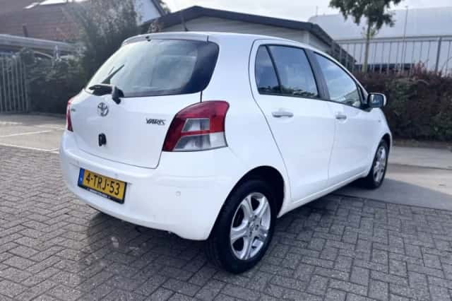 Toyota Yaris (2011) thumbnail 5