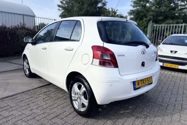 Toyota Yaris (2011) thumbnail 6