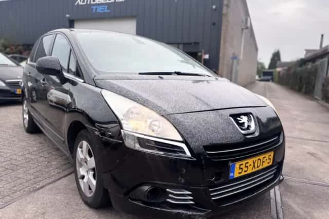 Peugeot 5008 (2012) thumbnail 2