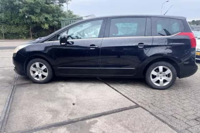 Peugeot 5008 (2012) thumbnail 3