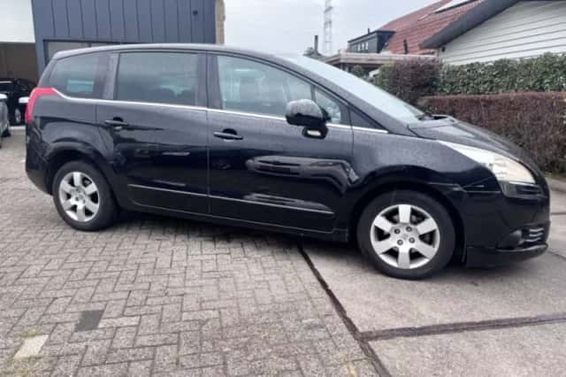 Peugeot 5008 (2012) thumbnail 4