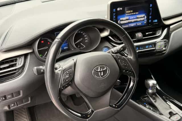 Toyota C-HR (2018) thumbnail 2