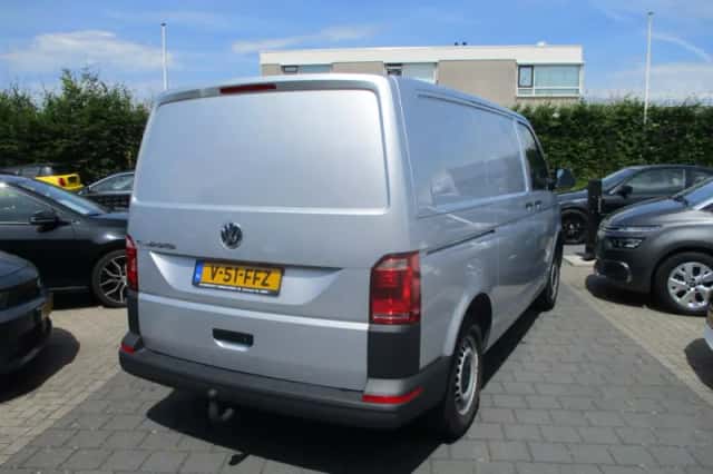Volkswagen Transporter (2018) thumbnail 2