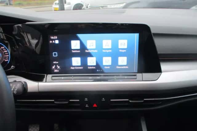 Volkswagen Golf (2023) thumbnail 3
