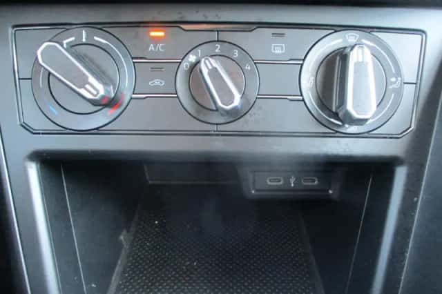 Volkswagen Polo (2023) thumbnail 5