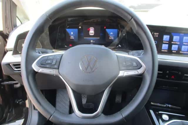 Volkswagen Golf (2024) thumbnail 3