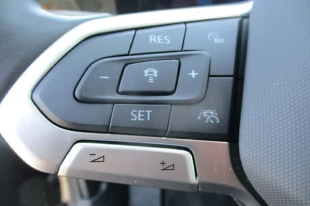 Volkswagen Golf (2024) thumbnail 5