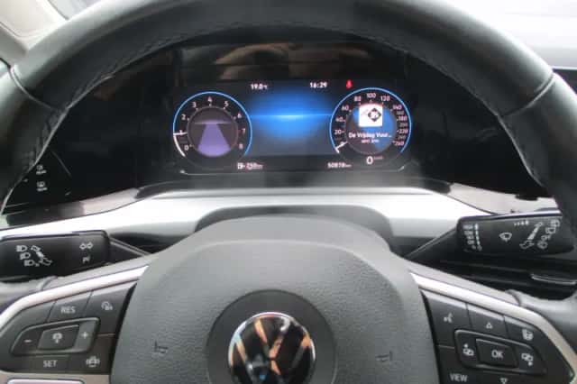 Volkswagen Golf (2021) thumbnail 3