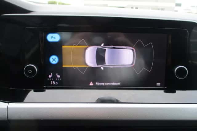 Volkswagen Golf (2021) thumbnail 4