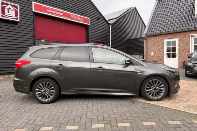 Ford Focus (2018) thumbnail 2
