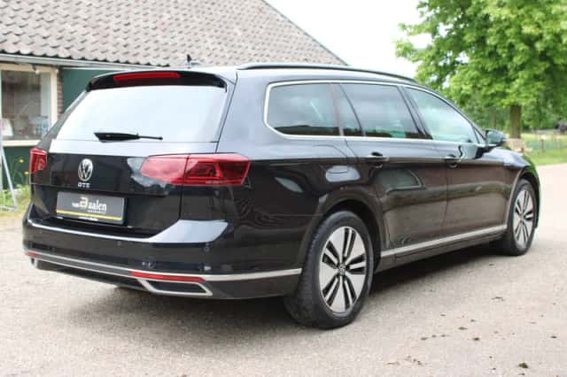 Volkswagen Passat (2022) thumbnail 3