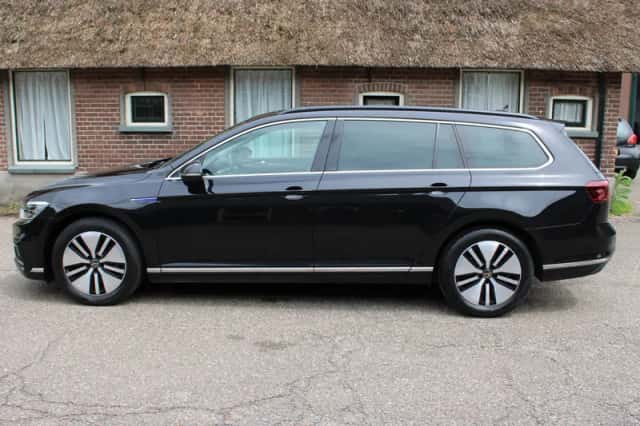 Volkswagen Passat (2022) thumbnail 4