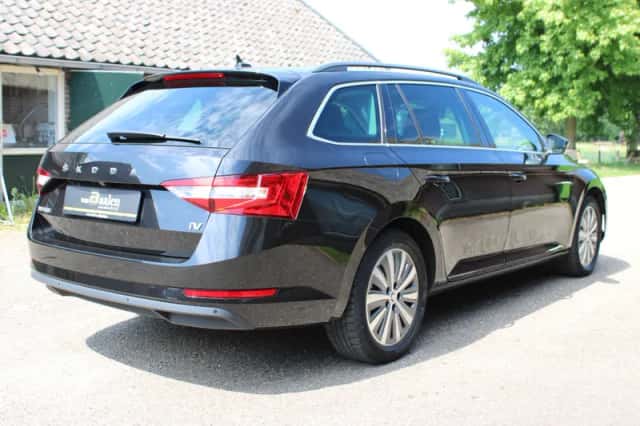 Škoda Superb (2022) thumbnail 3