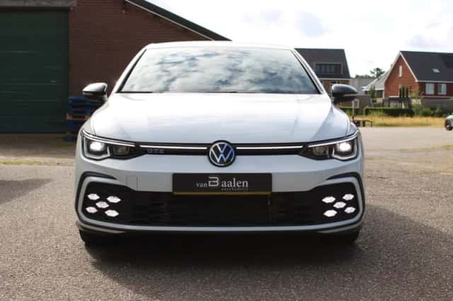 Volkswagen Golf (2022) thumbnail 2